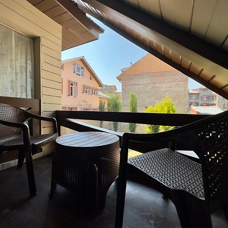 ホテル The Chinar Retreat Hut Srīnagar エクステリア 写真