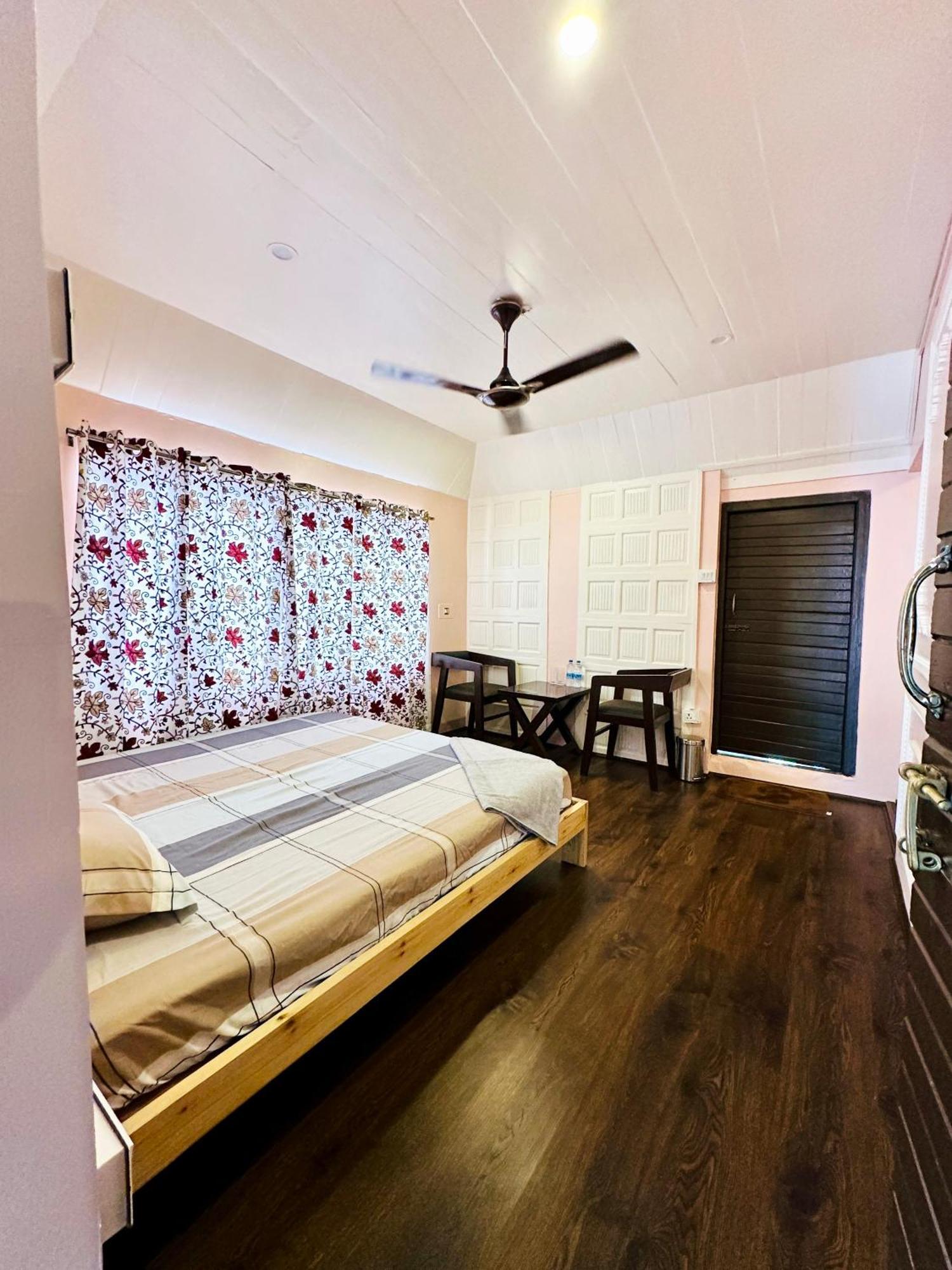 ホテル The Chinar Retreat Hut Srīnagar エクステリア 写真